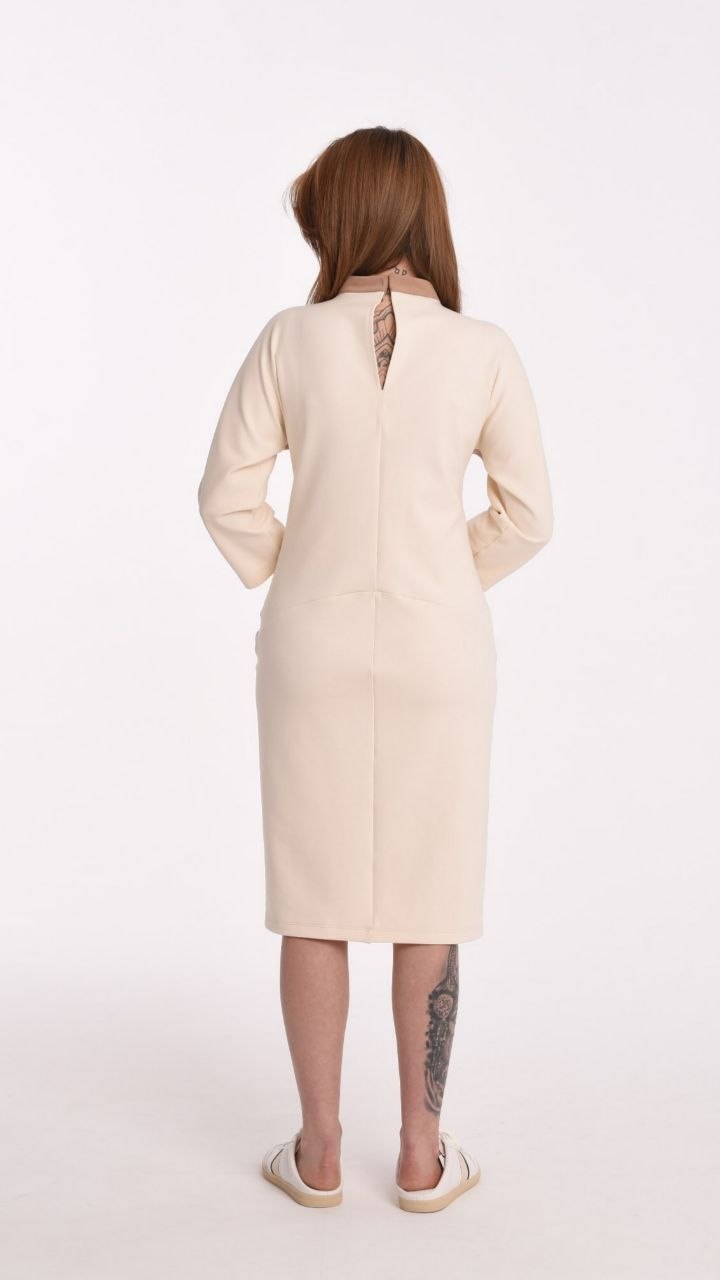 Straight dress in CHAMP colour with a round neckline Straight dress in CHAMP colour with a round neckline