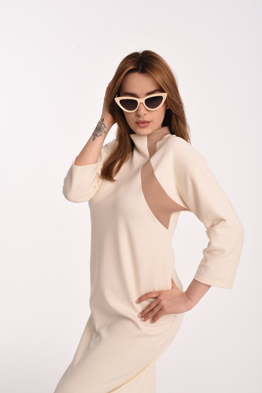 Straight dress in CHAMP colour with a round neckline Straight dress in CHAMP colour with a round neckline
