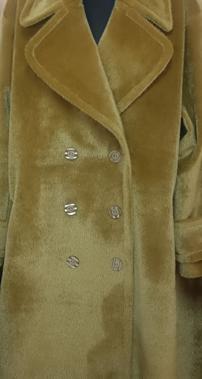 Coat cut with curve lapel in golden olive Coat cut with curve lapel in golden olive