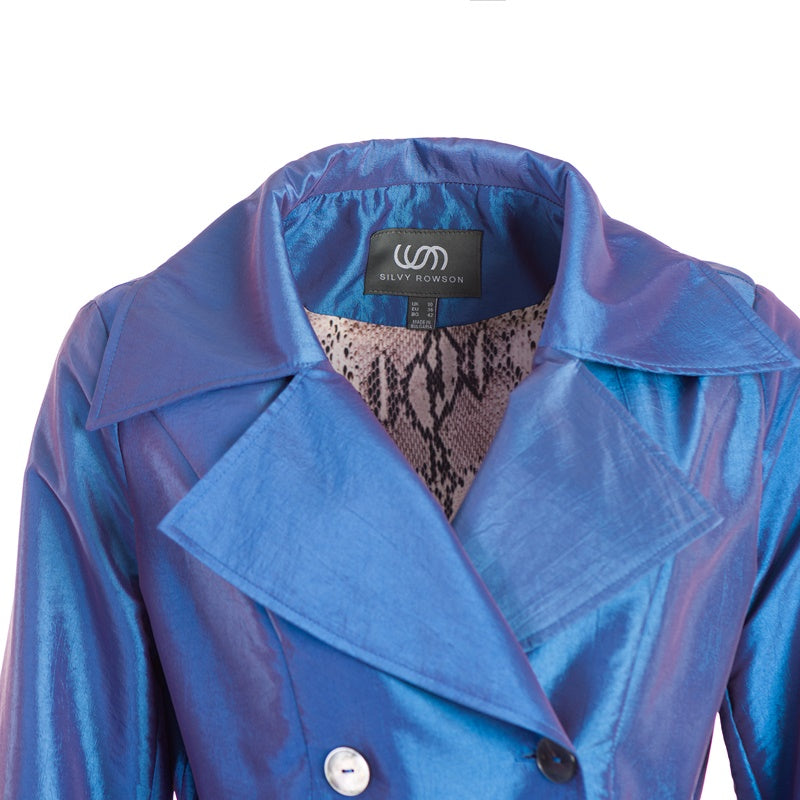 Impermeabile con ampio rever in blu camaleonte Impermeabile con ampio rever in blu camaleonte
