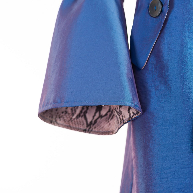 Impermeabile con ampio rever in blu camaleonte Impermeabile con ampio rever in blu camaleonte