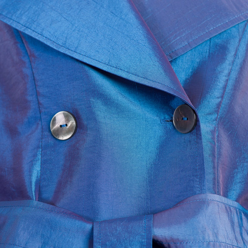 Impermeabile con ampio rever in blu camaleonte Impermeabile con ampio rever in blu camaleonte