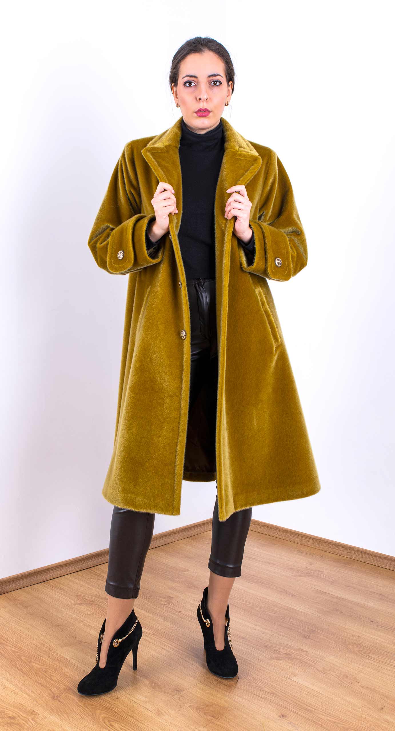 Cappotto tagliato con rever curvo in oliva dorata Cappotto tagliato con rever curvo in oliva dorata