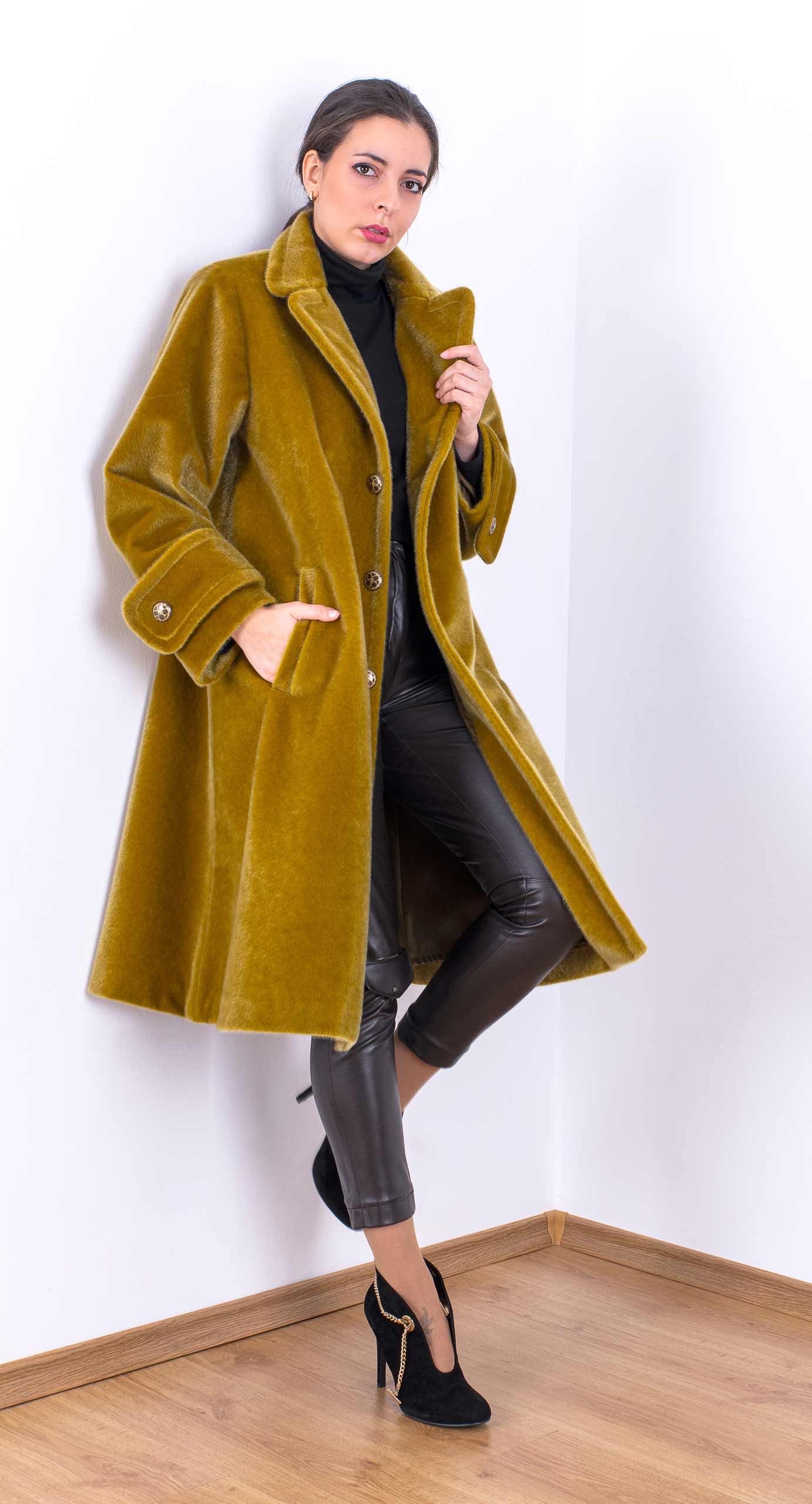 Cappotto tagliato con rever curvo in oliva dorata Cappotto tagliato con rever curvo in oliva dorata