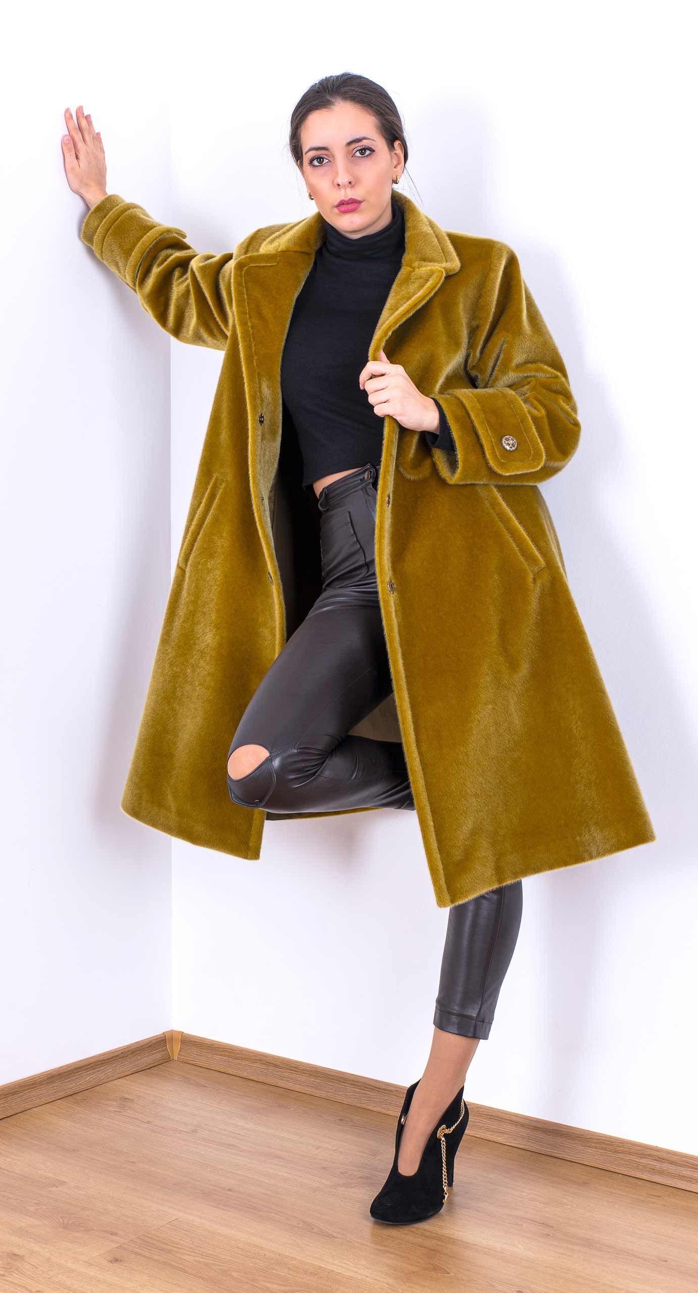 Разкроено палто с извит ревер в златисто маслинено Разкроено палто с извит ревер в златисто маслинено