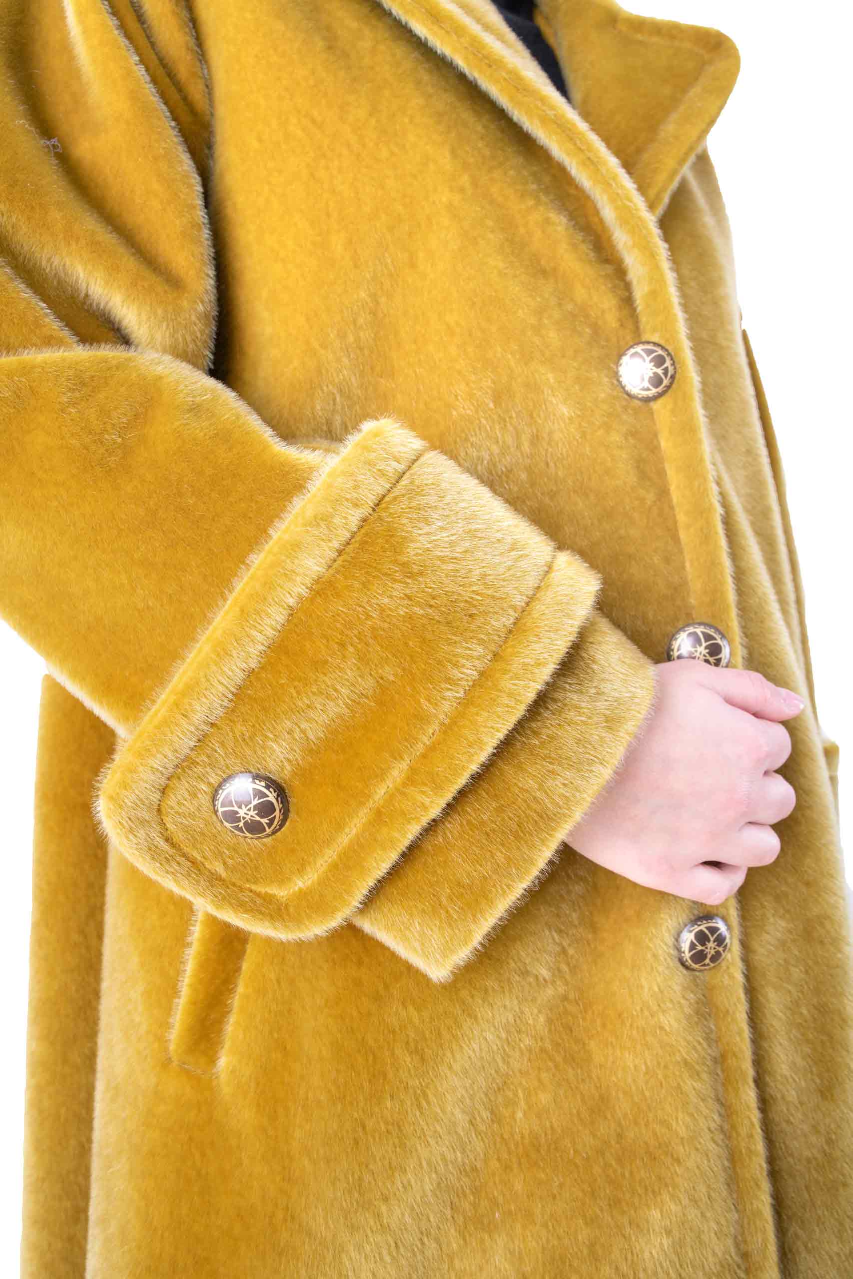 Cappotto tagliato con rever curvo in oliva dorata Cappotto tagliato con rever curvo in oliva dorata