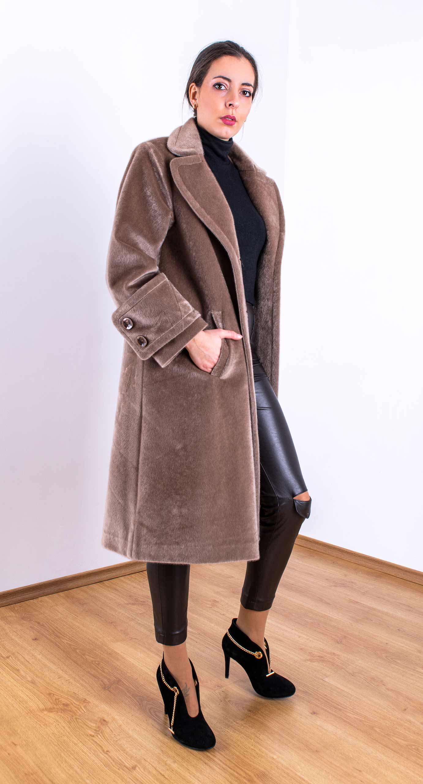 Coat cut with curve lapel in beige Coat cut with curve lapel in beige