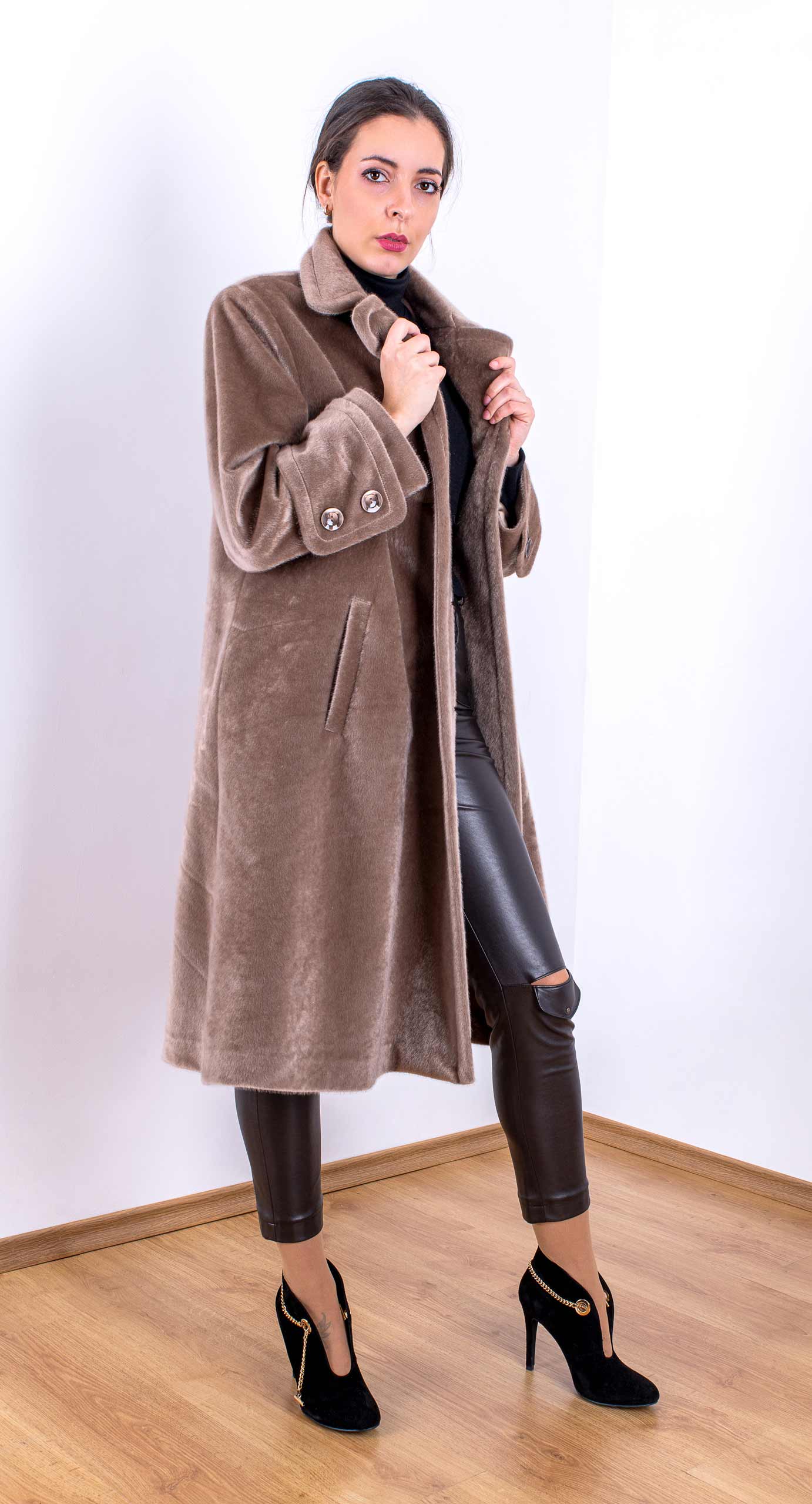 Cappotto tagliato con risvolto curvo in beige Cappotto tagliato con risvolto curvo in beige