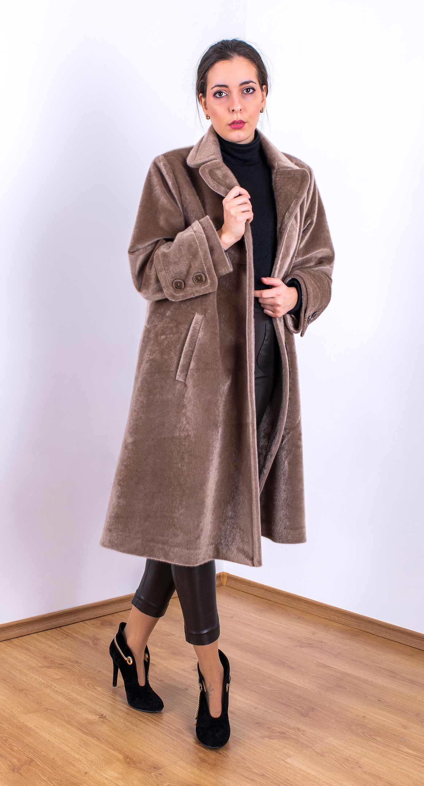 Coat cut with curve lapel in beige Coat cut with curve lapel in beige