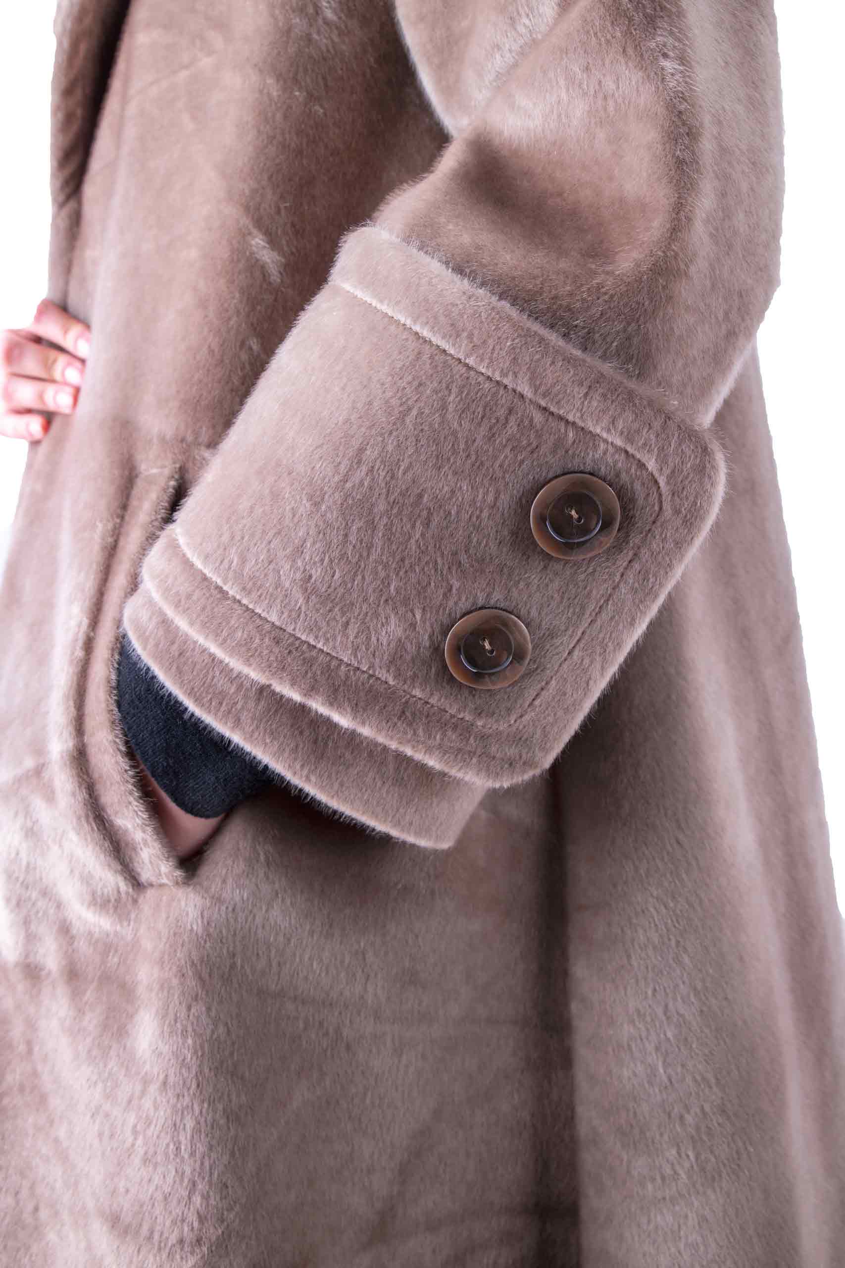 Coat cut with curve lapel in beige Coat cut with curve lapel in beige