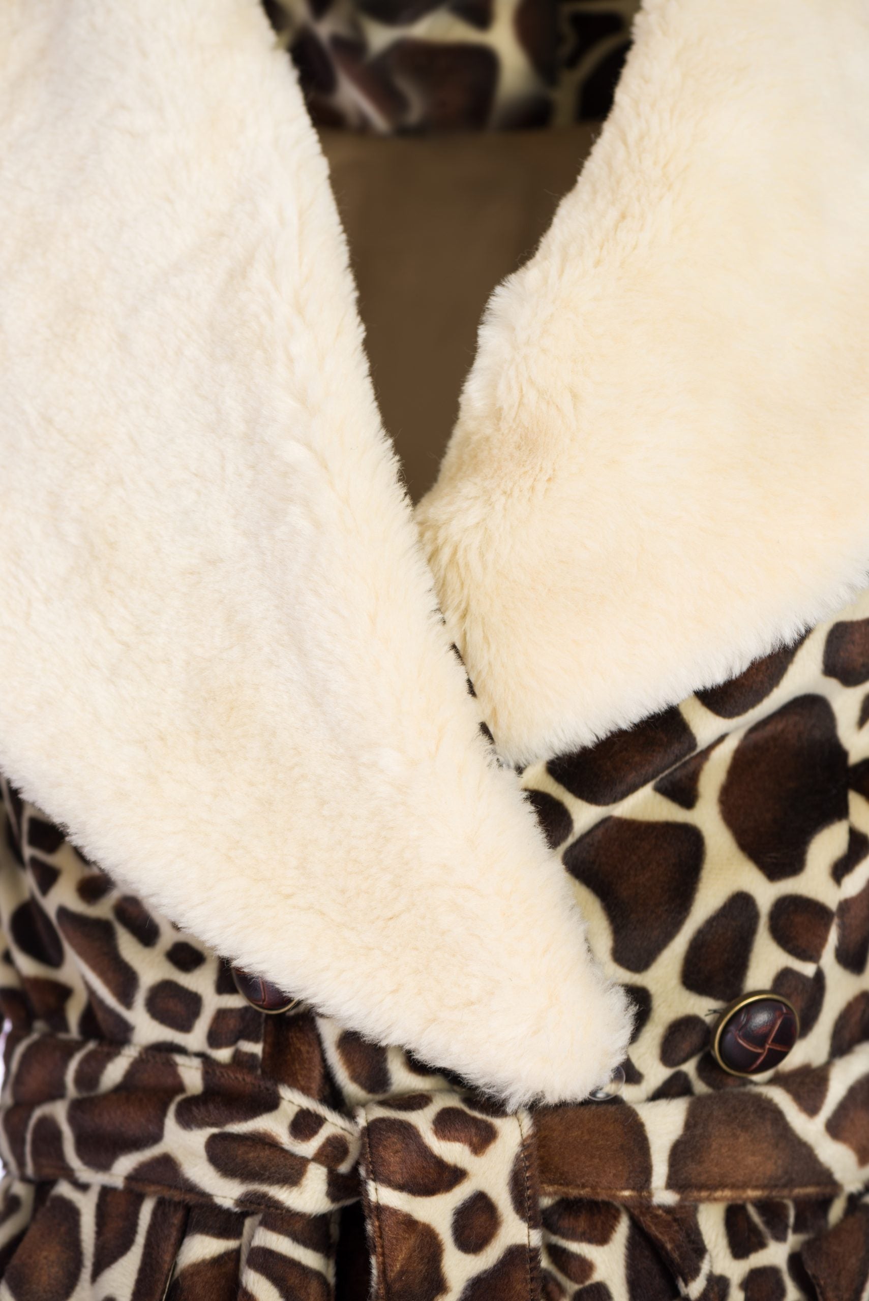 Cappotto doppiopetto con stampa giraffa Cappotto doppiopetto con stampa giraffa