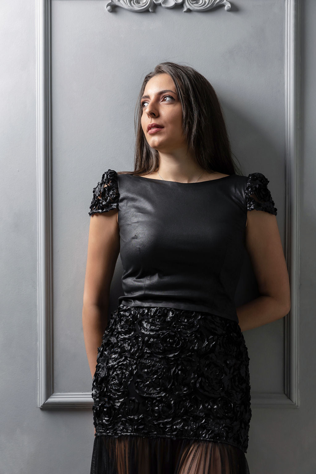 Elegant skirt in black mesh and 3D roses Elegant skirt in black mesh and 3D roses