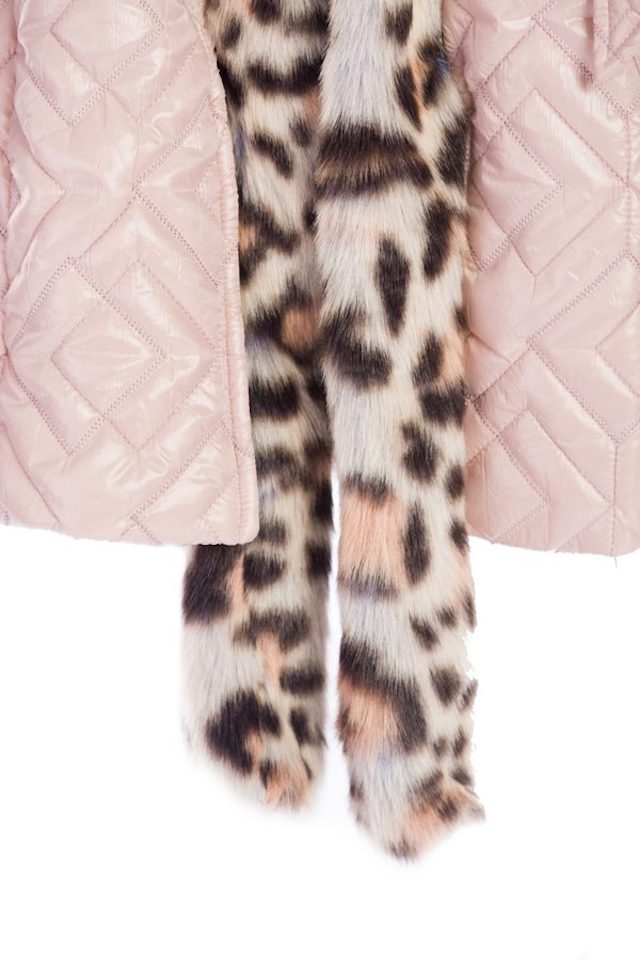 Sleeveless knee-long Jacket in light powder colour Sleeveless knee-long Jacket in light powder colour
