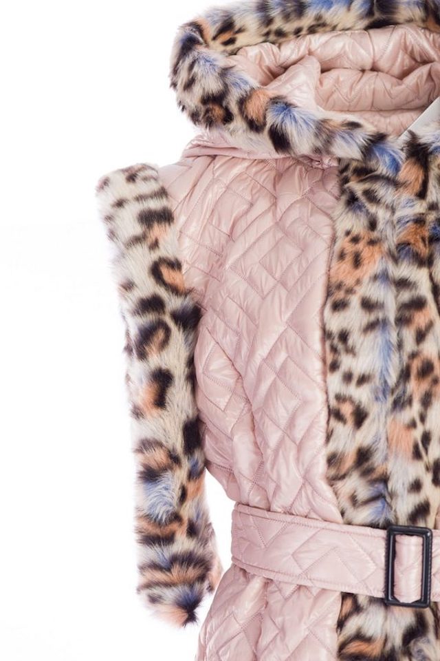 Sleeveless knee-long Jacket in light powder colour Sleeveless knee-long Jacket in light powder colour