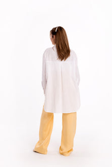 Loose white shirt with long sleeves – Fabric detail – Silvy Rowson
