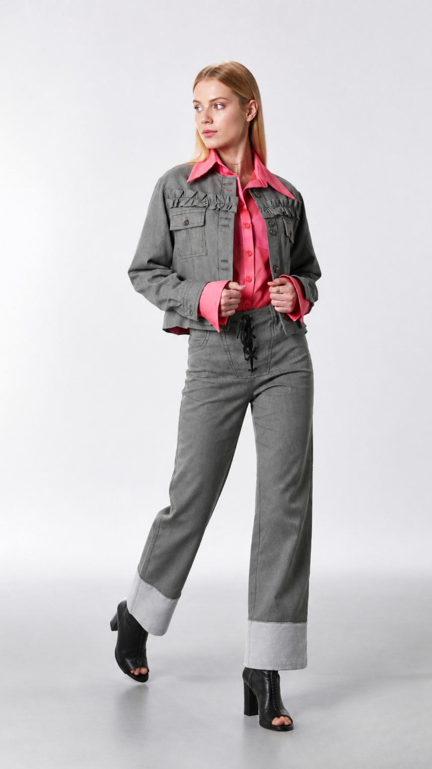 Pantaloni dritti con orlo ampio e chiusura con lacci