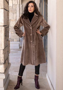 Cappotto tagliato con risvolto curvo in beige