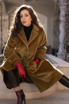 Coat cut with curve lapel in golden olive