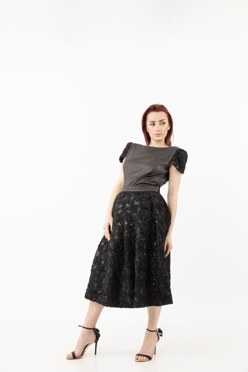 High-waist knee-length skirt with sequences