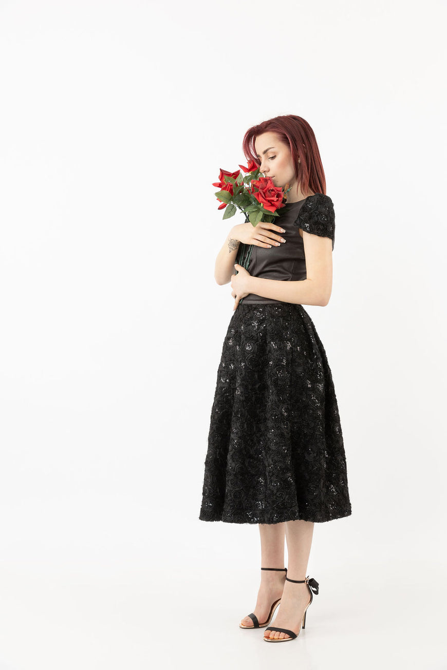 Crop top in black with 3D roses