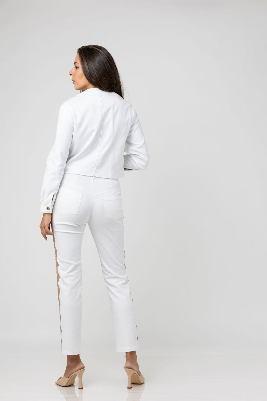 Short cut jacket with a curl on the front in white