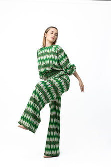 Loose blouse in green tricot – Side view – Silvy Rowson