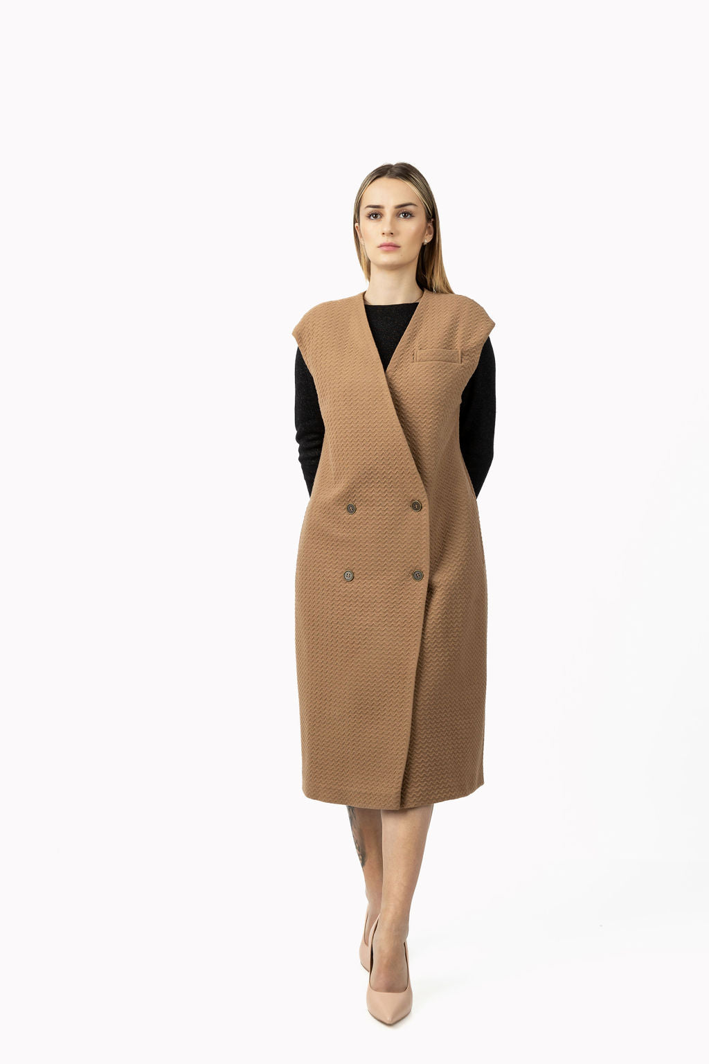 Sleeveless coat in brown rips