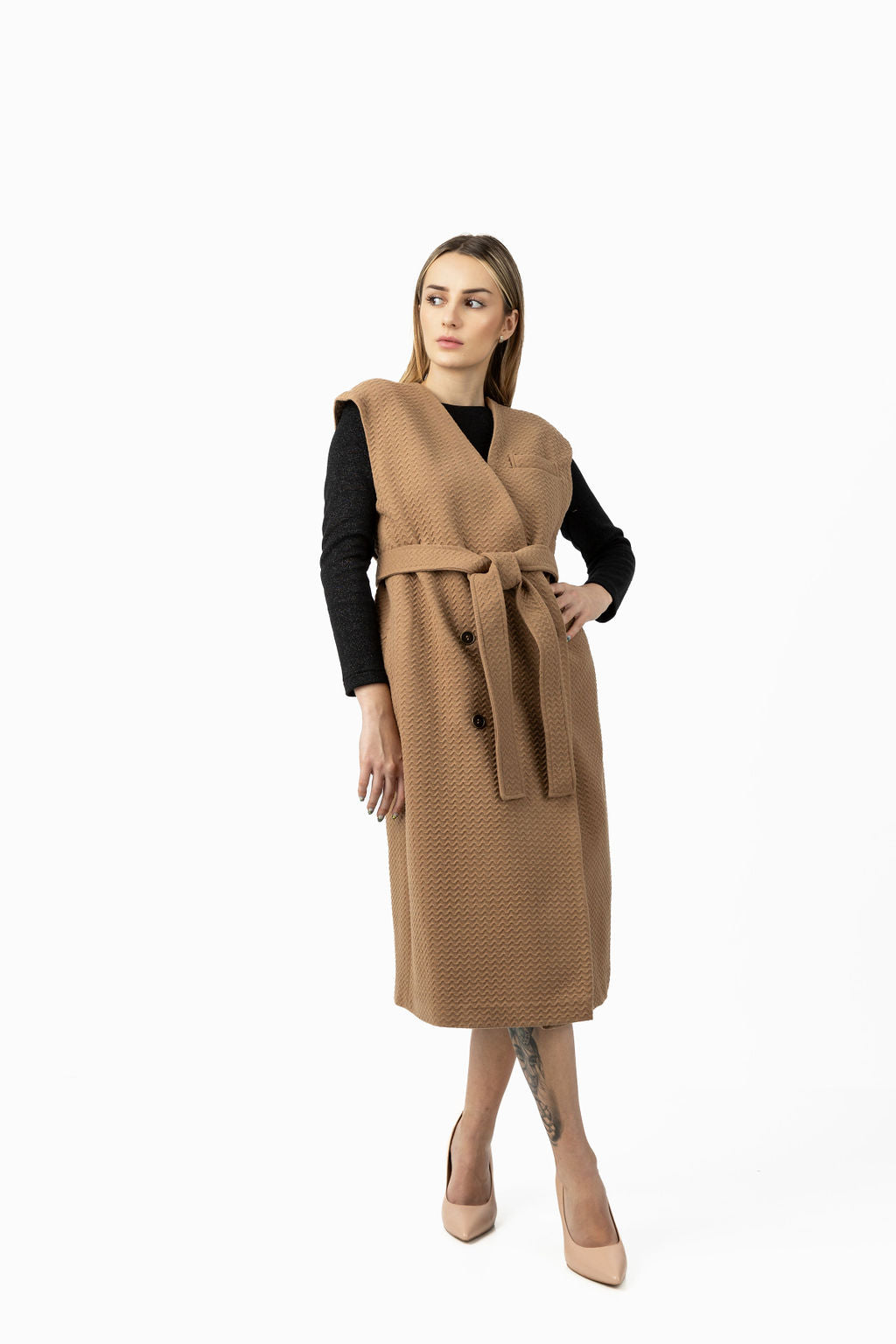 Sleeveless coat in brown rips