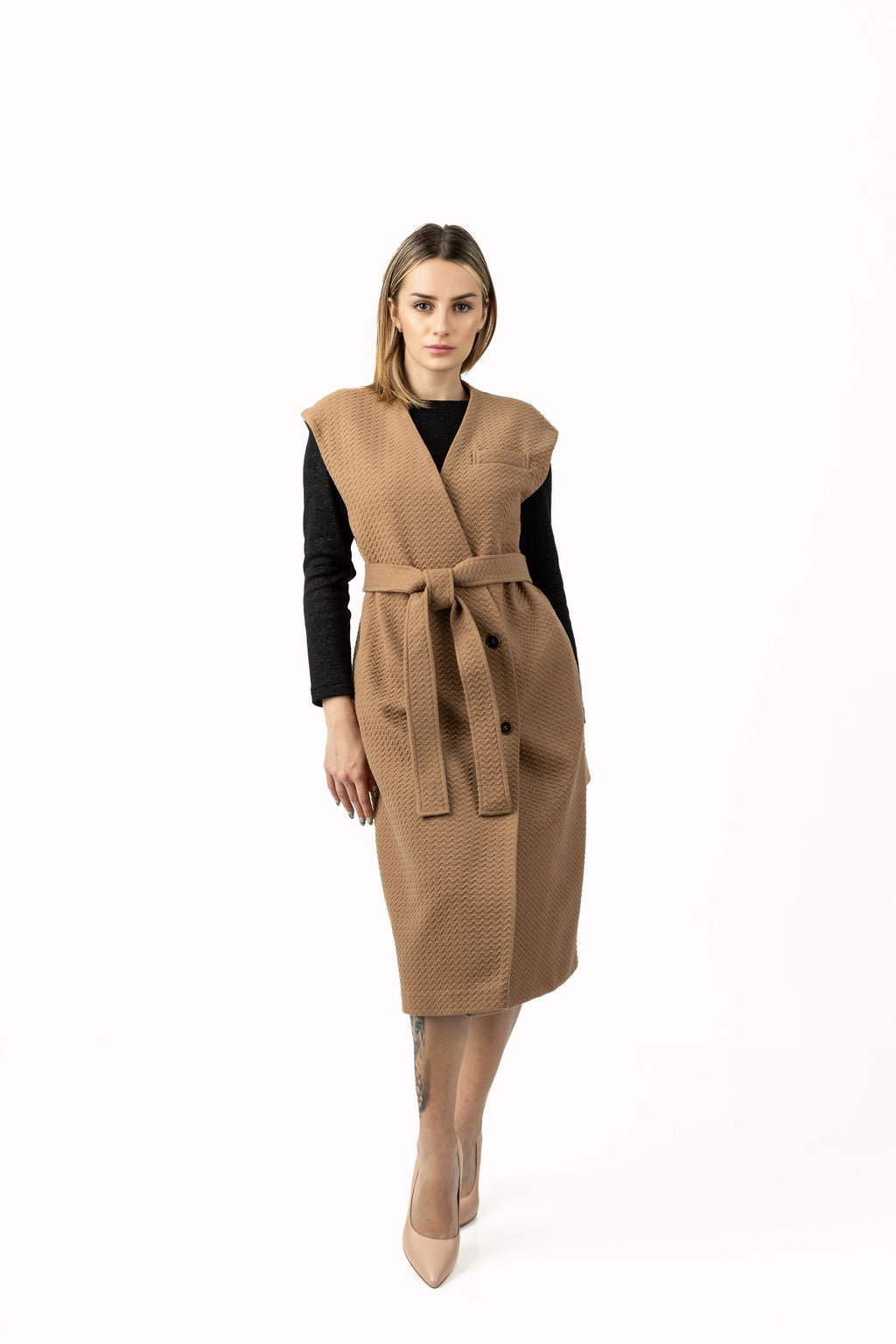 Sleeveless coat in brown rips