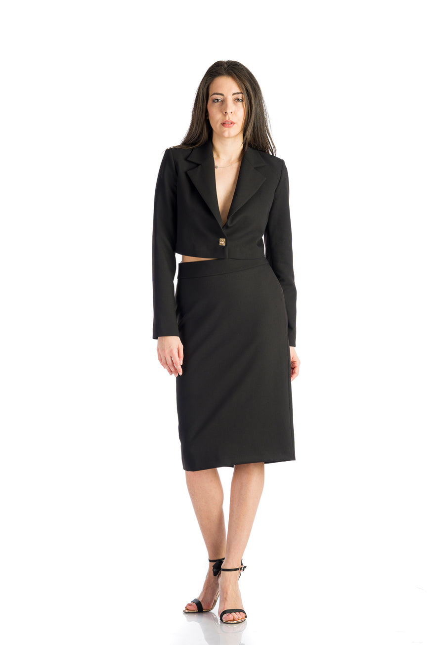 Късо черно сако