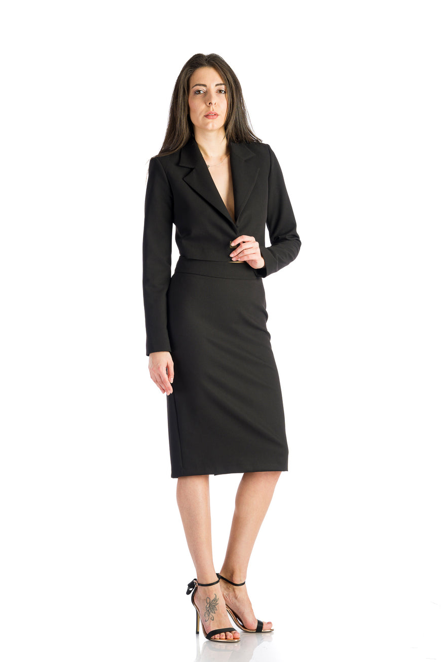 Късо черно сако