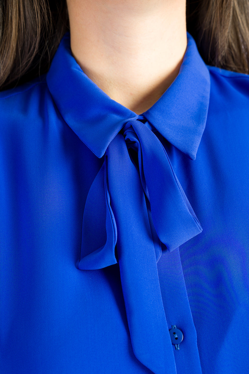 Sleeveless shirt with ruffles in blue