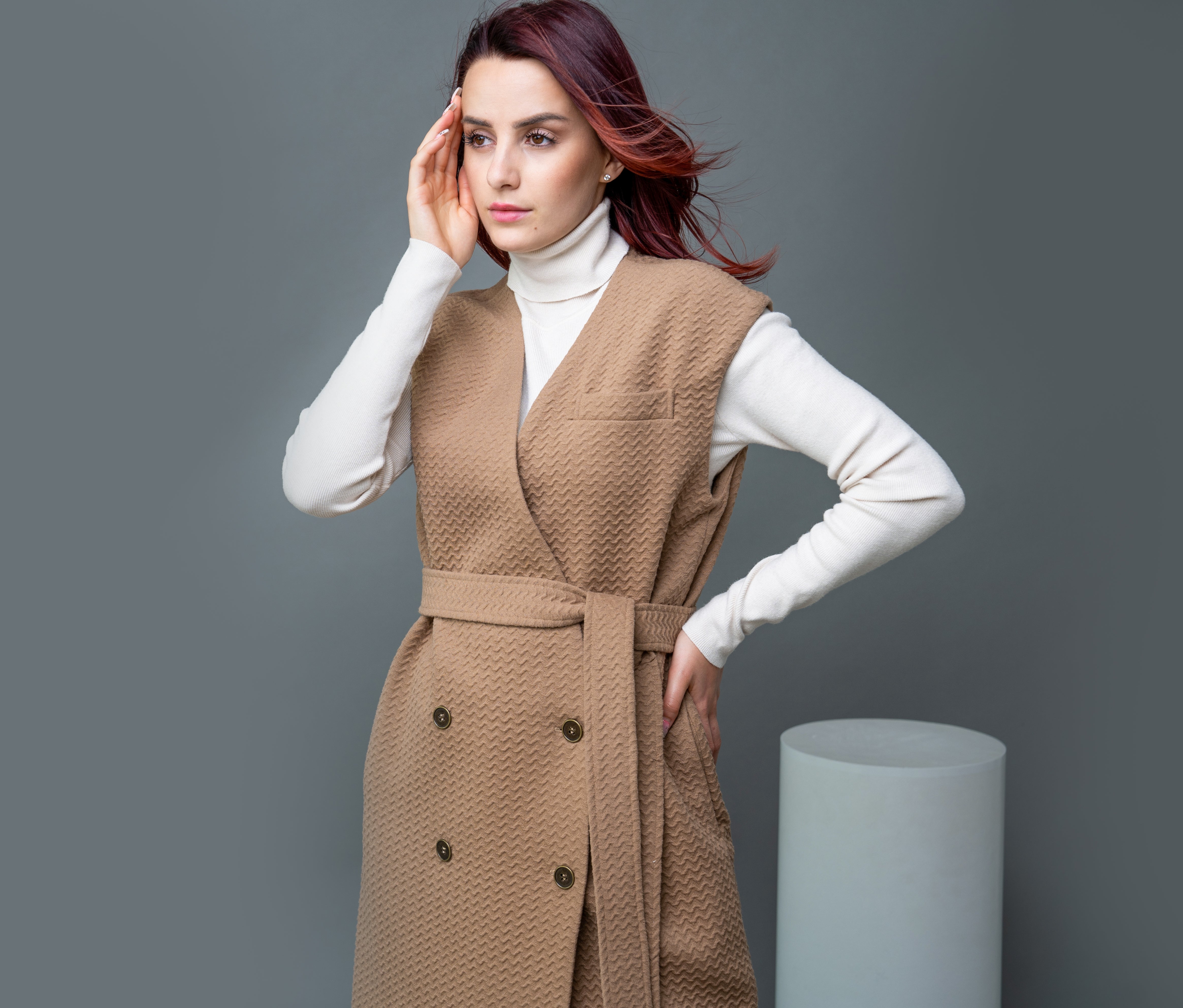 Sleeveless coat in brown rips