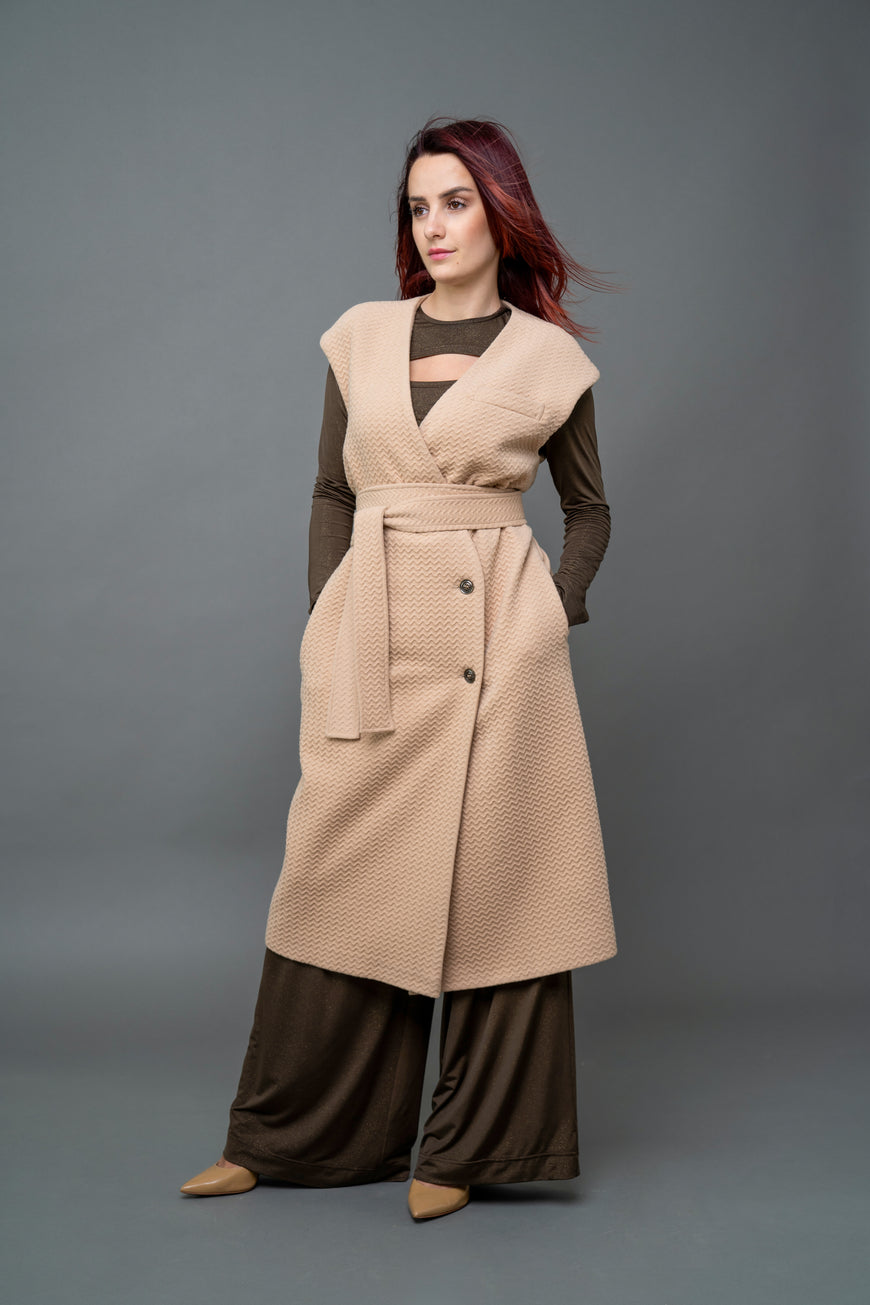 Sleeveless coat in beige rips