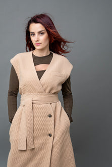 Cappotto smanicato in strappi beige