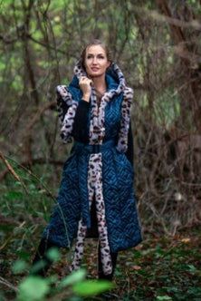 Sleeveless knee-long Jacket in blue, accomplished with eco leopard print feather