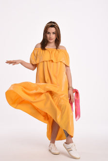 Рокля без ръкави с лодка деколте в жълта вискоза