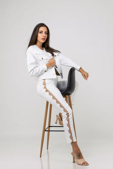 Pantaloni slim di colore bianco con bordi in pizzo