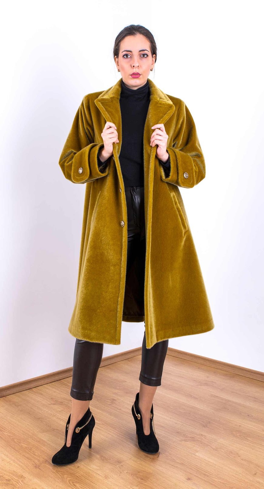 Coat cut with curve lapel in golden olive