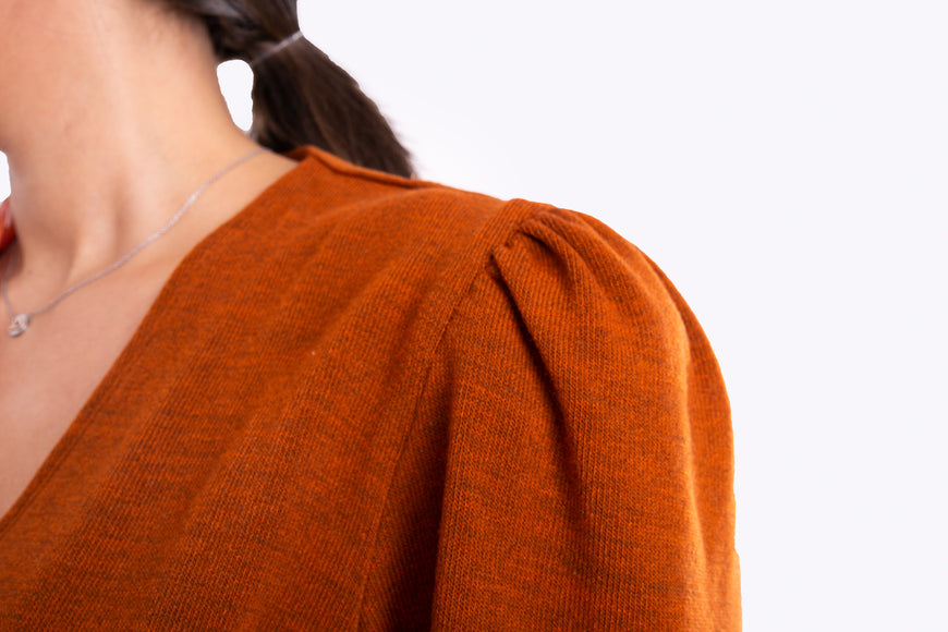 Blouse Hugg me style with a buff sleeve in rusty brown