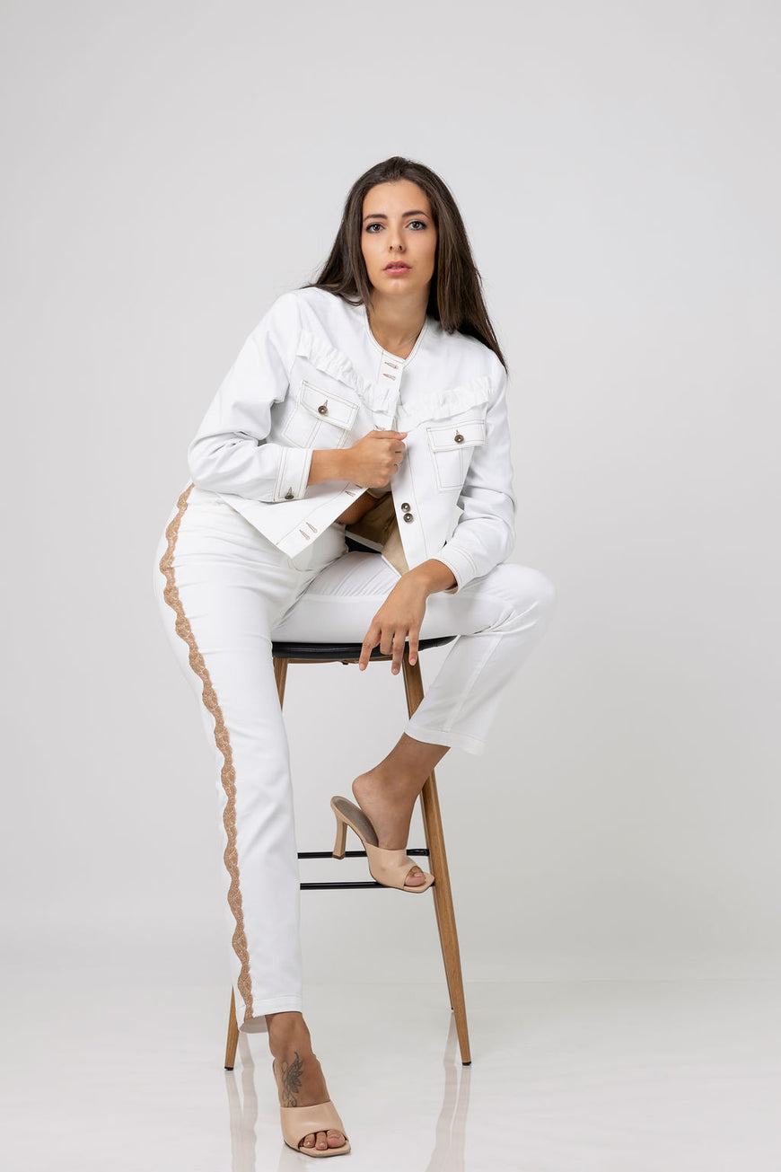 Short cut jacket with a curl on the front in white