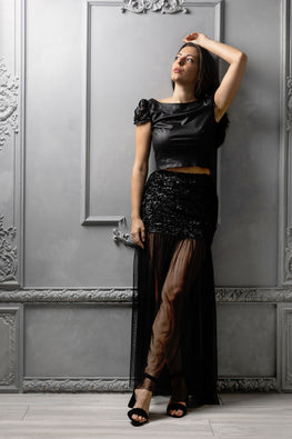 Elegant skirt in black mesh and 3D roses