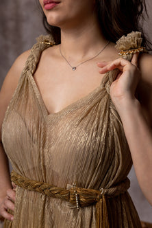 Златна рокля в гръцки стил